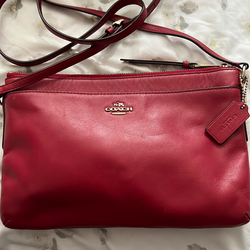 Red crossbody with ajustable strap, gold metal details